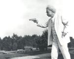 PsBattle: Mark Twain with Pistol